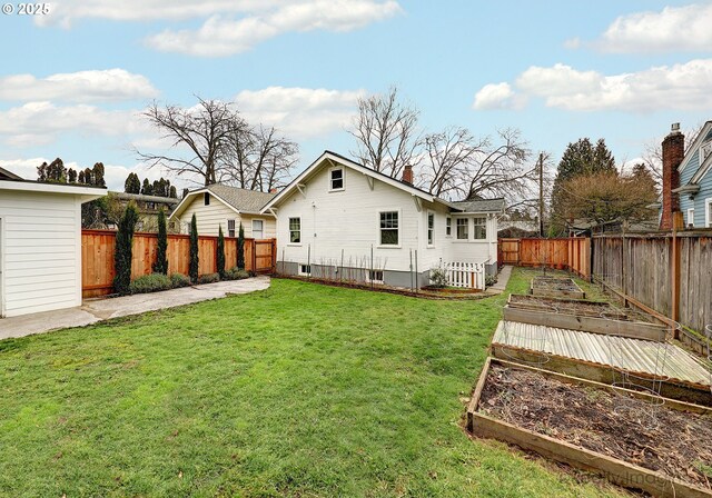 back of house featuring a lawn