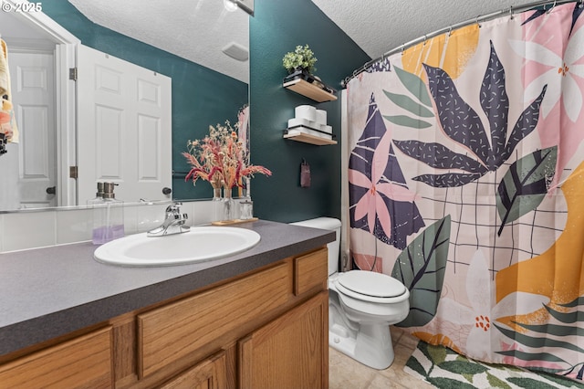 full bath with vanity, a shower with shower curtain, toilet, and a textured ceiling