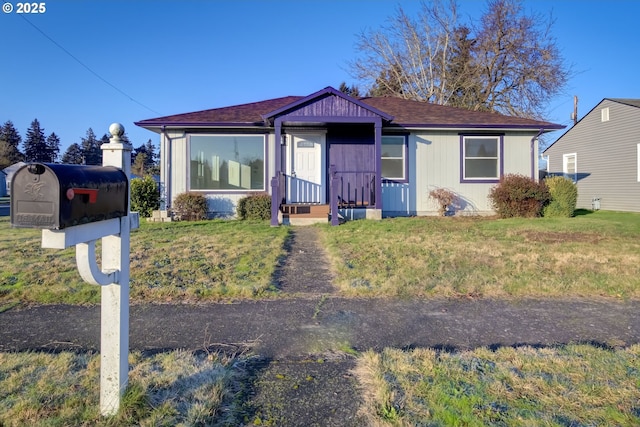 view of front of property featuring a front yard