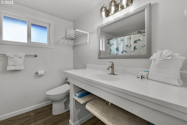 full bathroom featuring baseboards, wood finished floors, toilet, vanity, and curtained shower