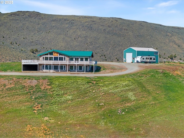 drone / aerial view featuring a mountain view