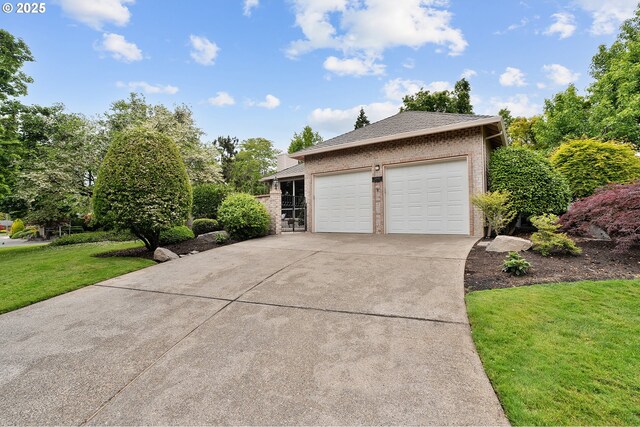 32680 SW Lake Point Ct, Wilsonville, OR 97070 - garage with driveway