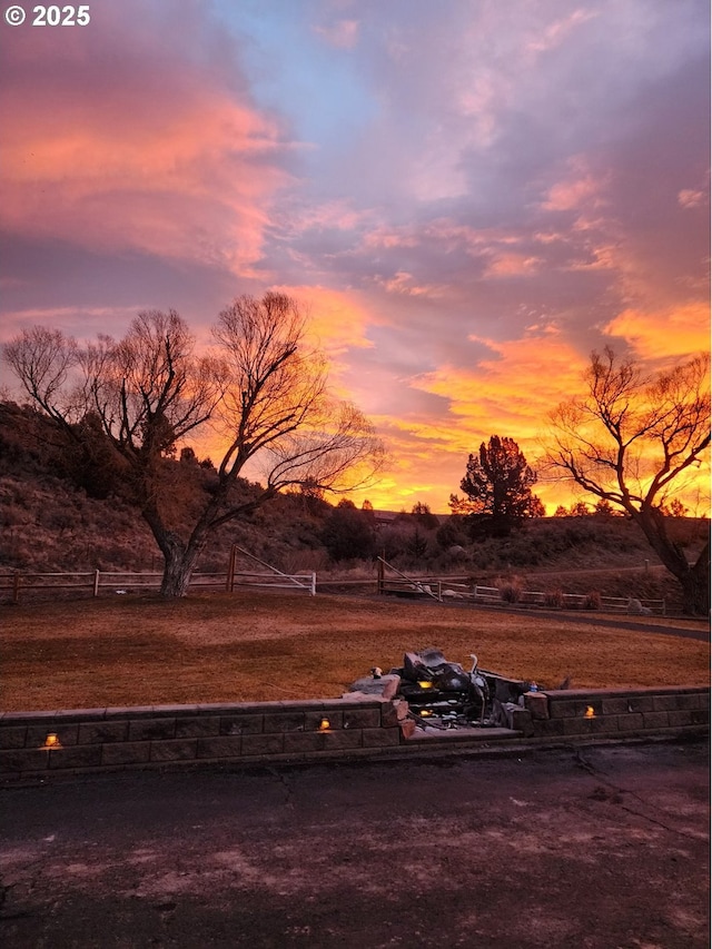 view of yard at dusk