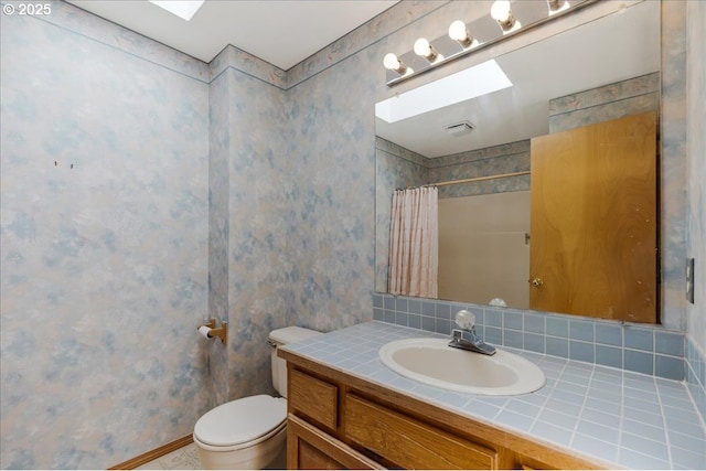 20916 SW Siletz Ct, Tualatin, OR 97062 - full bath with vanity, a skylight, a shower with curtain, and wallpapered walls