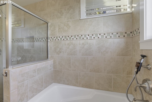 bathroom featuring tiled shower / bath combo