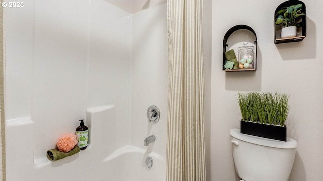 full bathroom featuring toilet and shower / bath combo