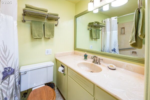 855 E 39th Ave, Eugene, OR 97405 - bathroom with vanity, toilet, and curtained shower