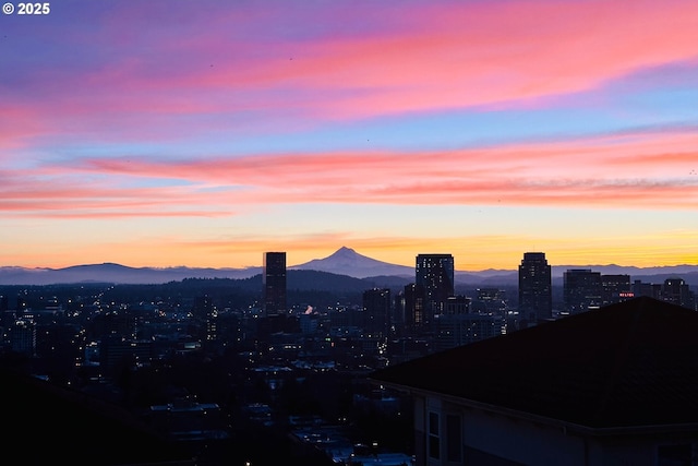 city view featuring a mountain backdrop
