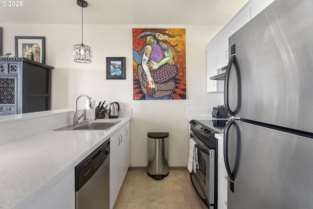 kitchen with stainless steel appliances, a sink, under cabinet range hood, white cabinets, and baseboards