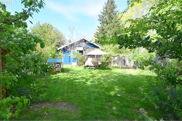 view of yard featuring an outbuilding and a shed