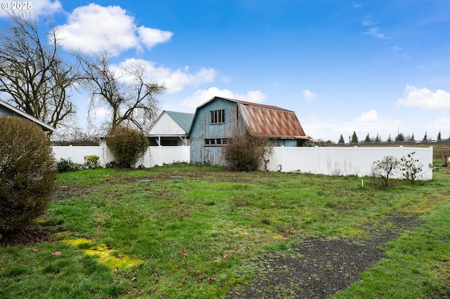 view of side of property featuring an outdoor structure and a yard