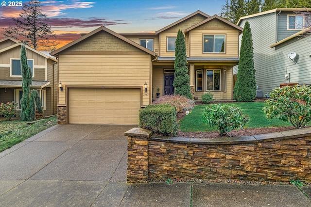 view of front facade featuring driveway