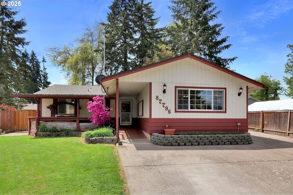 87796 Norman Ave, Veneta, OR 97487 - view of front of house featuring fence and a front yard