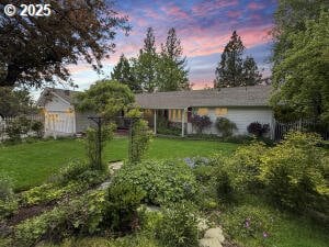 2101 NW Cascade View Dr, Bend, OR 97703 - ranch-style house with a front yard