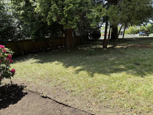 8270 SW Sorrento Rd, Beaverton, OR 97008 - view of yard