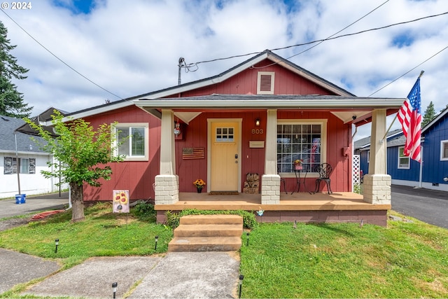 bungalow-style home featuring a front lawn and a porch