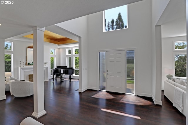 foyer featuring dark wood-style floors and baseboards
