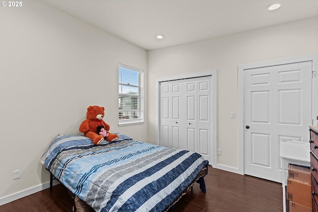 bedroom featuring dark wood-style floors, baseboards, a closet, and recessed lighting