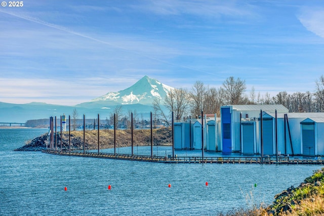 water view featuring a mountain view