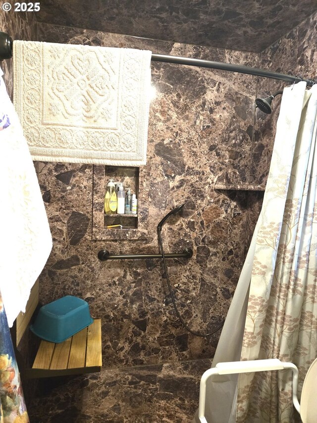 215 NE 9th St, Oakland, OR 97462 - bedroom featuring light carpet, a textured ceiling, a ceiling fan, and connected bathroom