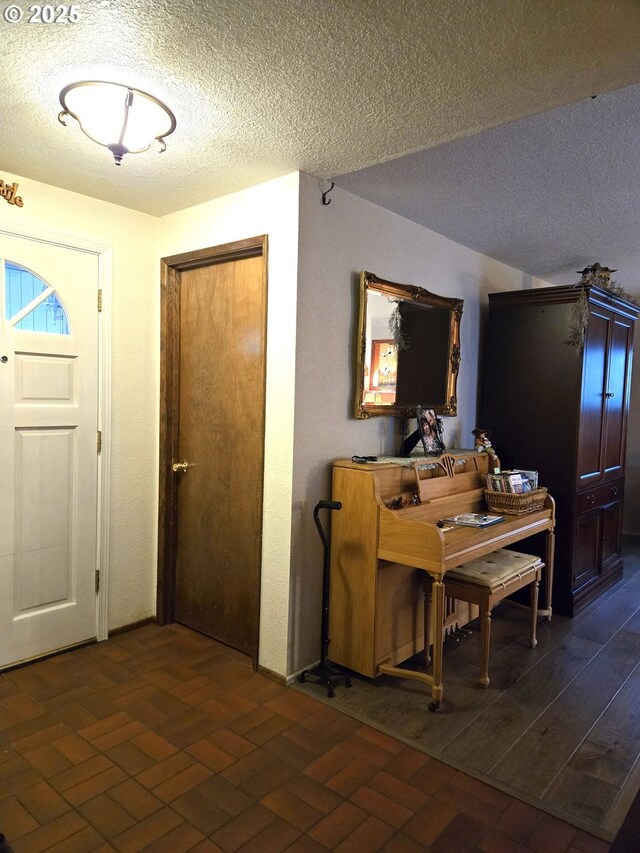 215 NE 9th St, Oakland, OR 97462 - full bathroom with a tile shower