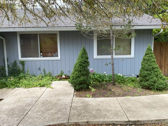 215 NE 9th St, Oakland, OR 97462 - washroom with washing machine and dryer, cabinet space, baseboards, and tile patterned floors