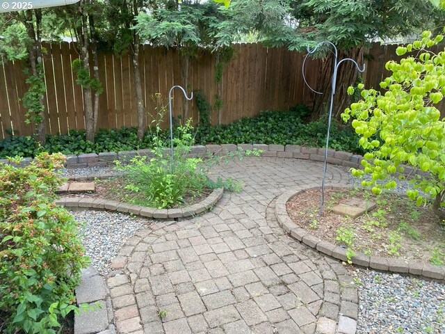 215 NE 9th St, Oakland, OR 97462 - fenced backyard with a garden