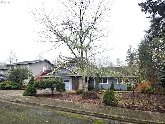 view of front facade with a garage