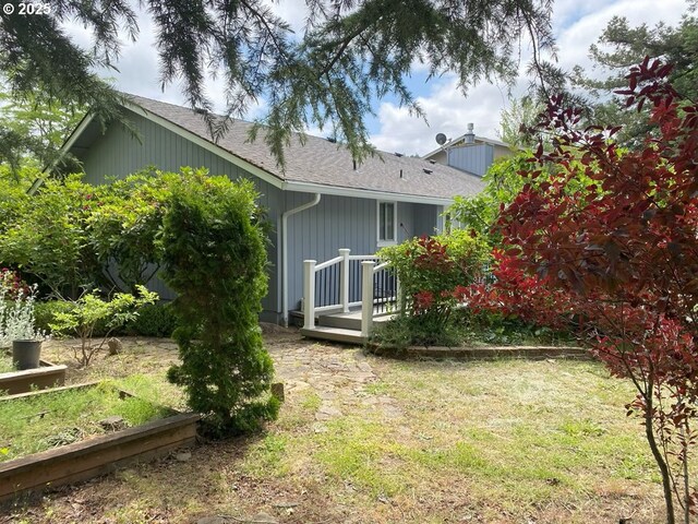 215 NE 9th St, Oakland, OR 97462 - view of side of property featuring roof with shingles