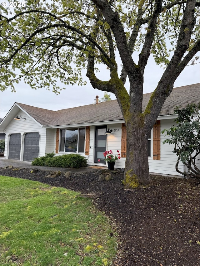 3138 Kentwood Dr, Eugene, OR 97401 - ranch-style home featuring an attached garage, a front lawn, and concrete driveway