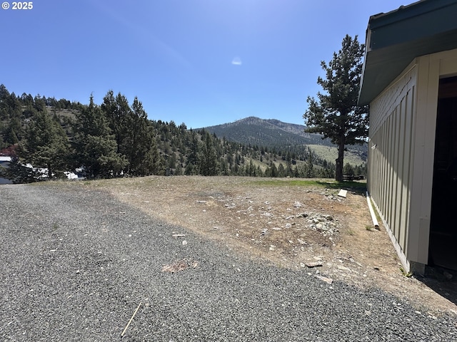 view of yard with a mountain view