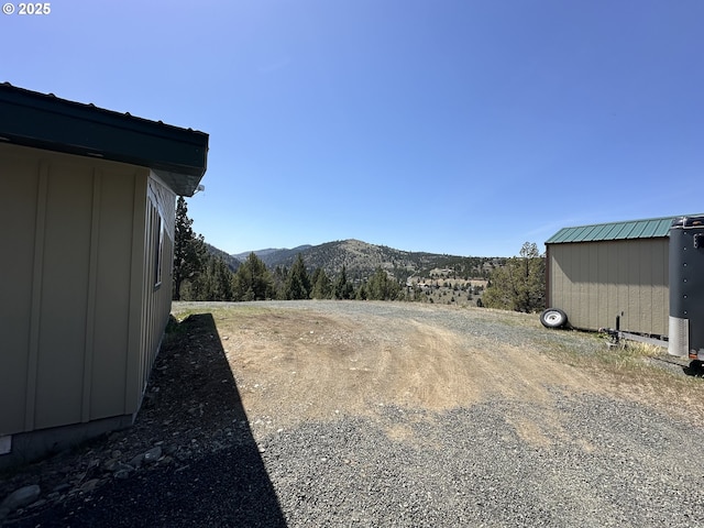 view of yard featuring a mountain view