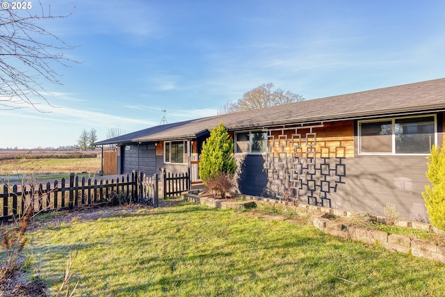 single story home featuring a front lawn