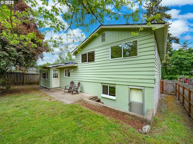 2625 Potter St, Eugene, OR 97405 - rear view of property with a patio area