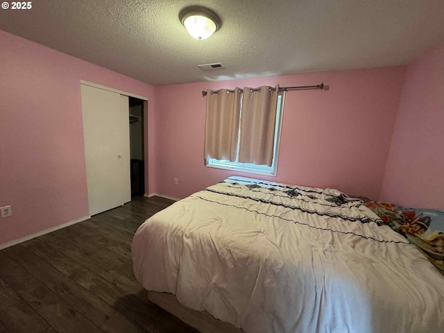 6307 NE Wilding Rd, Vancouver, WA 98686 - bedroom featuring a textured ceiling, dark wood-style floors, and a closet