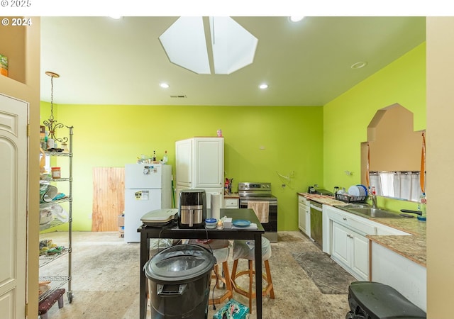 kitchen featuring visible vents, appliances with stainless steel finishes, a sink, and white cabinetry