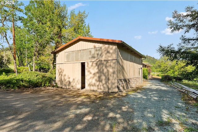 view of outdoor structure featuring an outbuilding