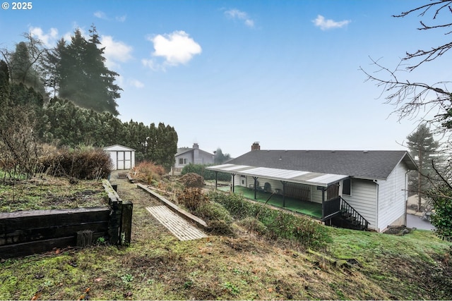 view of yard featuring a shed