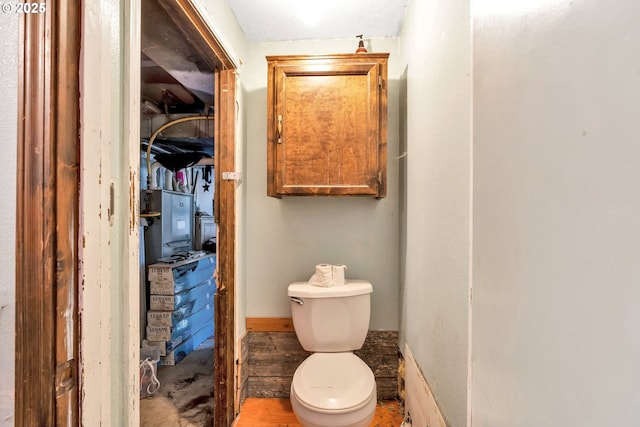 6596 River Rd, Salem, OR 97306 - bathroom featuring toilet