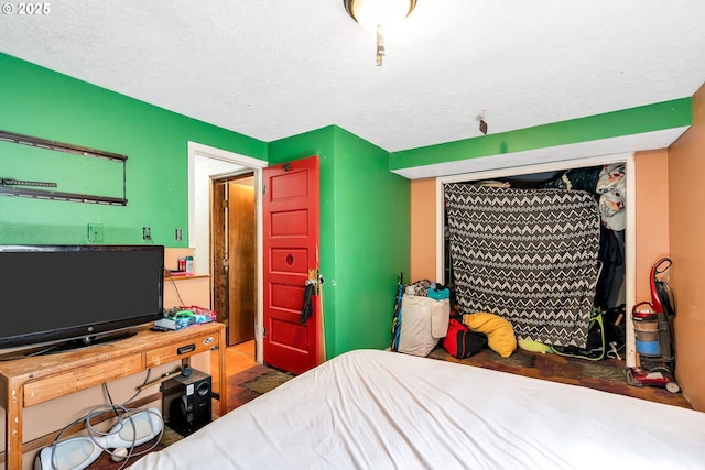 6596 River Rd, Salem, OR 97306 - bedroom featuring a closet and a textured ceiling