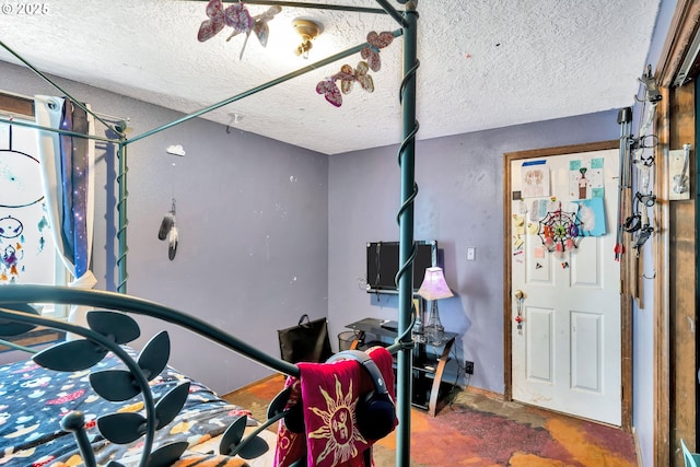 6596 River Rd, Salem, OR 97306 - bedroom featuring concrete flooring and a textured ceiling