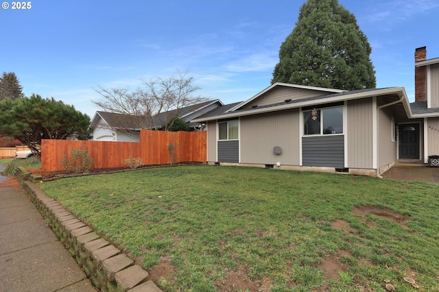 view of front facade featuring a front yard