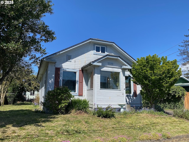 1412 5th St, Tillamook, OR 97141 - bungalow-style house with fence and a front lawn
