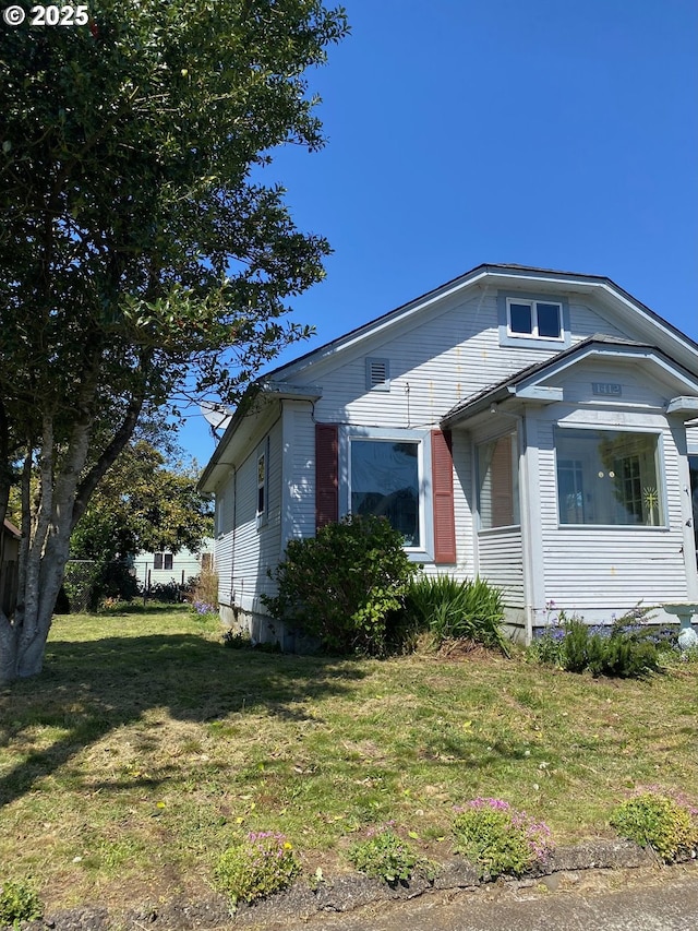 1412 5th St, Tillamook, OR 97141 - bungalow-style home featuring a front yard