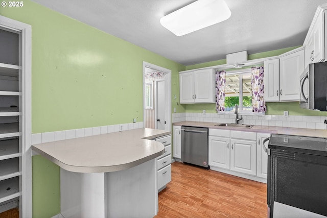 2386 Clear Vue Ln, Springfield, OR 97477 - kitchen featuring stainless steel appliances, a sink, white cabinetry, and light countertops