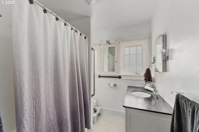 339 W Laurelwood Ct, Roseburg, OR 97470 - full bath featuring toilet, vanity, tile patterned floors, baseboards, and curtained shower
