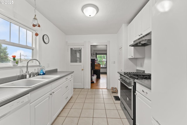 339 W Laurelwood Ct, Roseburg, OR 97470 - kitchen featuring stainless steel gas stove, dishwasher, under cabinet range hood, a sink, and white cabinetry