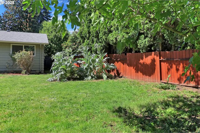 1437 Sequoia Ave, Springfield, OR 97477 - view of yard featuring an outdoor structure