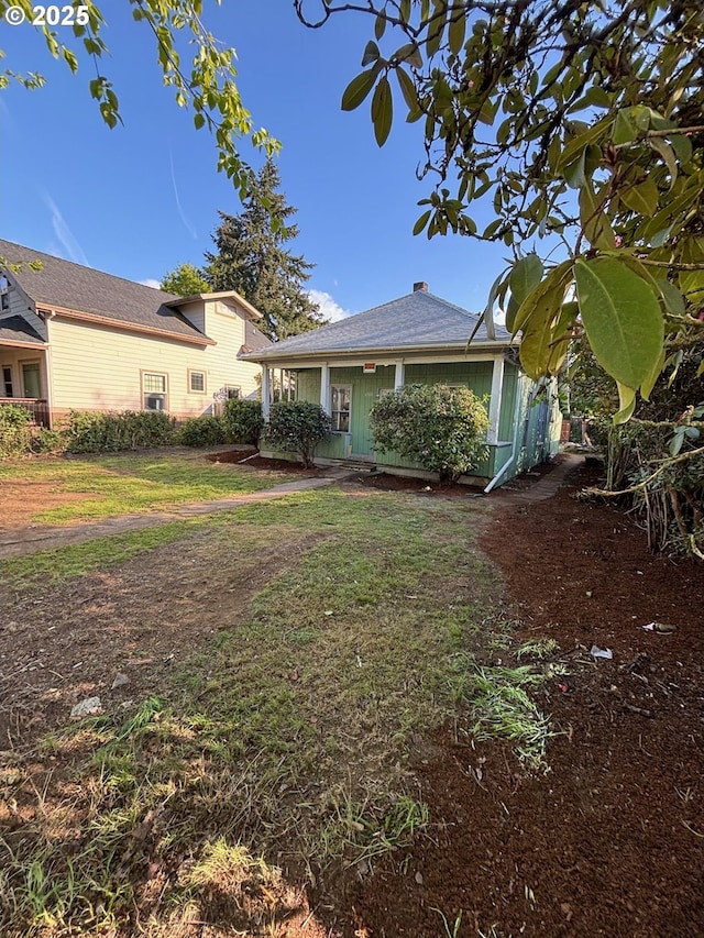 view of front facade featuring a front yard