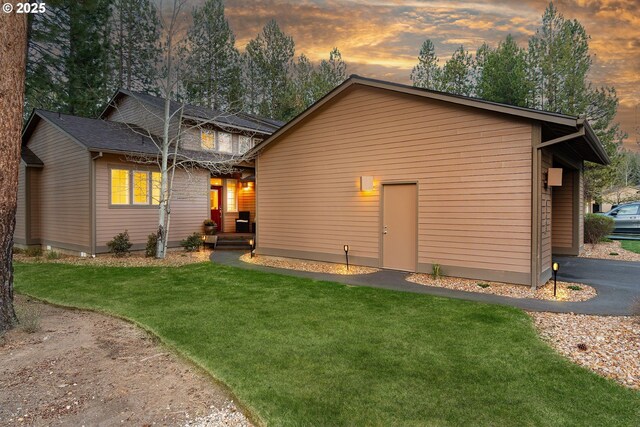 60486 Seventh Mountain Dr, Bend, OR 97702 - rear view of property with a yard